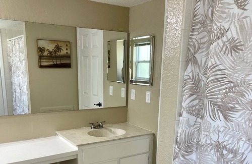 The Lakes House | Lakefront Home Air Hockey, Pool Table & Fast Wi-Fi