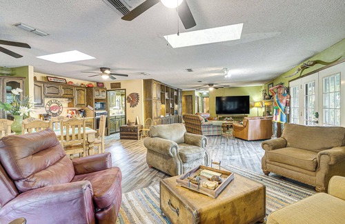Jefferson House | Lakefront Home: Deck, Grills & Fire Pit in Karnack