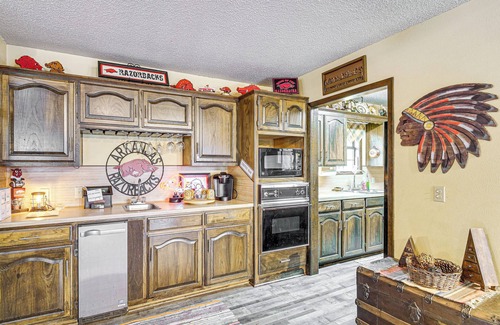 Jefferson House | Lakefront Home: Deck, Grills & Fire Pit in Karnack