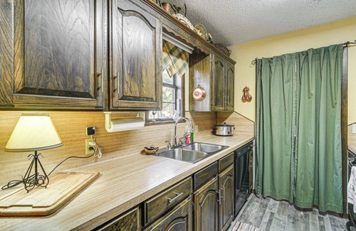 Jefferson House | Lakefront Home: Deck, Grills & Fire Pit in Karnack