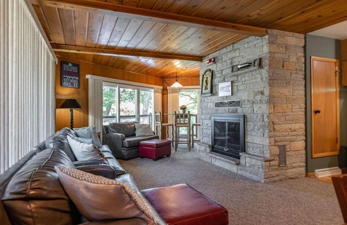 Friendship Cottage | Lakefront home on a harbor of Castle Rock Lake