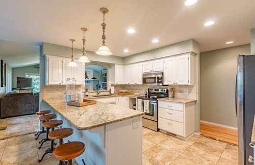 Bella Vista Villa | Lakefront Home, sleeps 15, private dock, close to marina