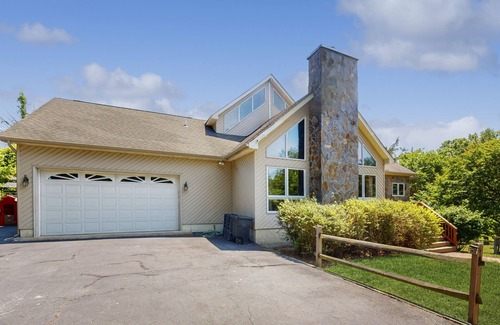 Livingston House | Lakefront home with Fiber Wifi, dock, private swim area & water toys - dog OK