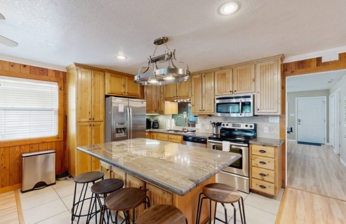 Kingsland House | Lakefront home with ping-pong & private dock - kayak available for use