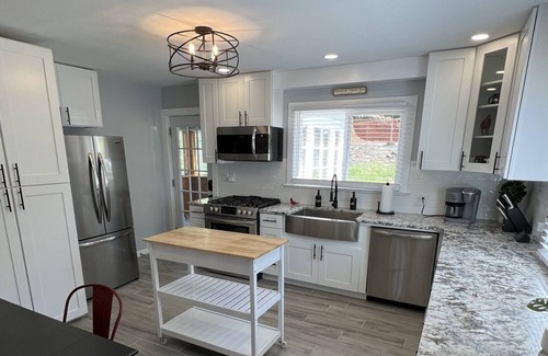 Kingsley House | LAKEFRONT. Hot tub. Fireplace. Close to Elk Mtn. Dog friendly. Updated in 2022.