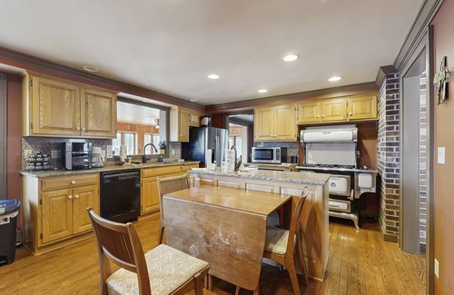 Harshaw House | Lakefront house on 73 acres with water views, jetted tub, pool table & bars