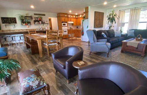 Afton House | Lakefront House, Sleeps 20, Great for Family Gatherings, One hour from Tulsa