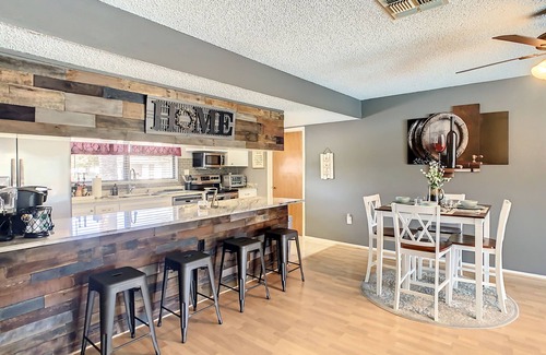 Regency Park House | LAKEFRONT HOUSE WITH HEATED POOL