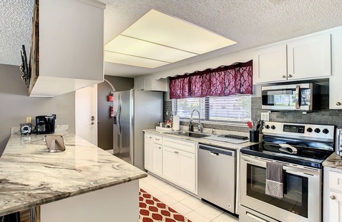 Regency Park House | LAKEFRONT HOUSE WITH HEATED POOL