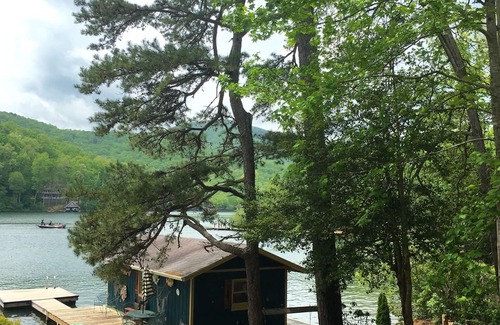 Wiley House | LAKEFRONT! Huge Screened Porch overlooking lake! Kayaks,canoe,pingpong incl! 5⭐️