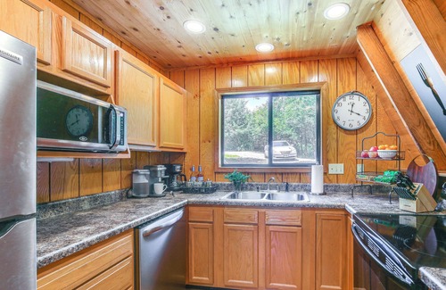 Innsbrook Cabin | Lakefront Innsbrook Chalet: Hot Tub + Fire Pit!