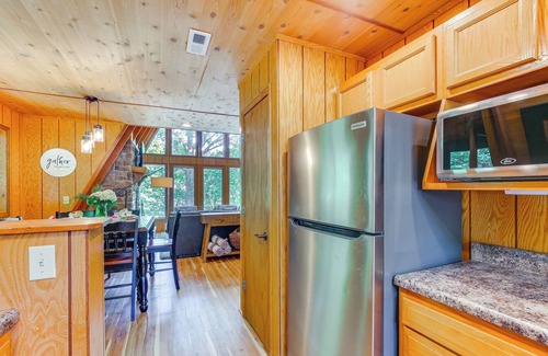 Innsbrook Cabin | Lakefront Innsbrook Chalet: Hot Tub + Fire Pit!
