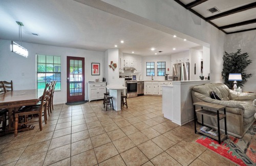 Burnet House | Lakefront LBJ Family Retreat With A Private Dock - Best for 8 Adults + children