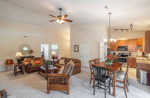 Innsbrook Condo | Lakefront Lodge by Innsbrook Vacations!