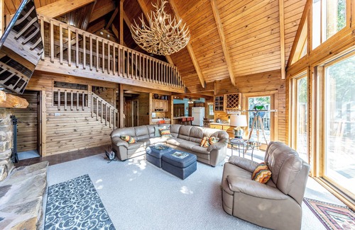 Wolf Creek House | Lakefront Lodge on at Lake of Egypt Sleeps 14 MAX