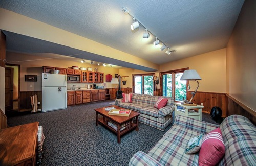 Wolf Creek House | Lakefront Lodge on at Lake of Egypt Sleeps 14 MAX