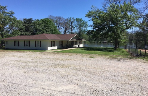 Ferriday House | Lakefront Lodge On Beautiful Lake Concordia