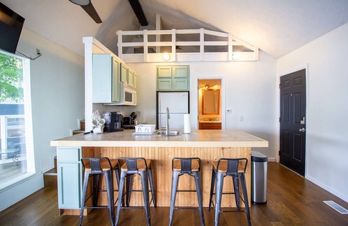Noblesville House | Lakefront Loft- sleep 5, hot tub