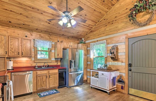 Se Ree Cabin | Lakefront Log Cabin w/ Fire Pit & Gas Grill!