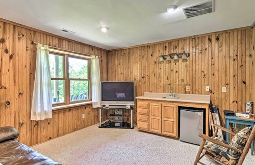 Se Ree Cabin | Lakefront Log Cabin w/ Fire Pit & Gas Grill!
