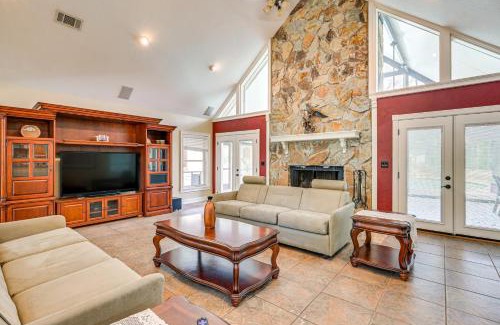 Lutz House | Lakefront Lutz Home with Hot Tub 15 Mi to Tampa