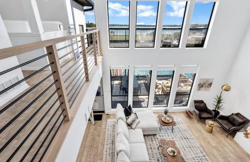 Rowlett Villa | Lakefront Luxe 6BR 4,5BA Holiday Home with Pool & Hot Tub