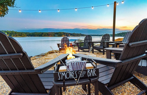 Arley House | Lakefront Luxury: 4 bedrooms + 2 large bunkrooms & Gameroom Retreat!