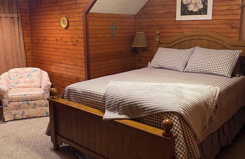 Turtle Beach House | LAKEFRONT LUXURY! Log Home near CYPRESS BEND. Boat House, Fire Pit, Kayaks