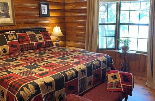 Turtle Beach House | LAKEFRONT LUXURY! Log Home near CYPRESS BEND. Boat House, Fire Pit, Kayaks