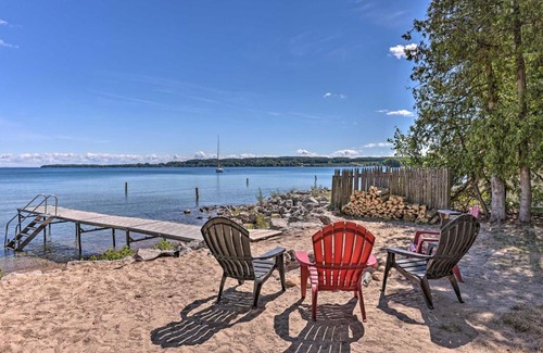 Suttons Bay House | Lakefront Manitou Cottage Less Than 1 Mi to Downtown!
