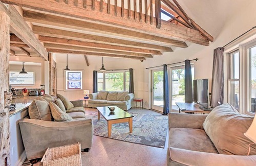 Suttons Bay House | Lakefront Manitou Cottage Less Than 1 Mi to Downtown!