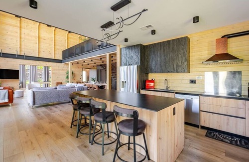 Scotrun Cabin | Lakefront Mansion/Private Lake, Hot tub, Fishing, near Camelback Resort