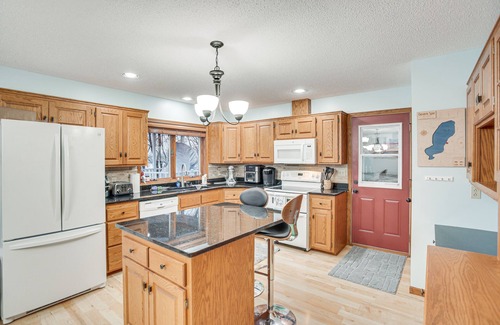 Annandale House | Lakefront Minnesota Vacation Rental w/Dock