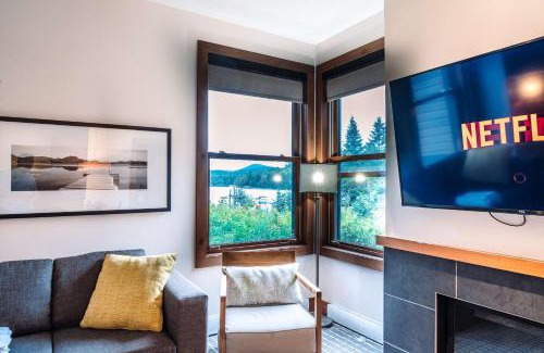 Lac Superieur Village House | Lakefront Mountain View - Resort Studio