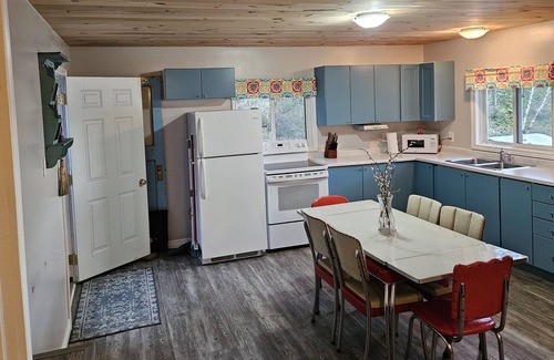 Garson Cottage | Lakefront oasis.
