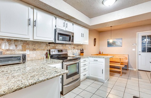 Oklahoma City House | Lakefront Oklahoma City Home w/Pool Access!