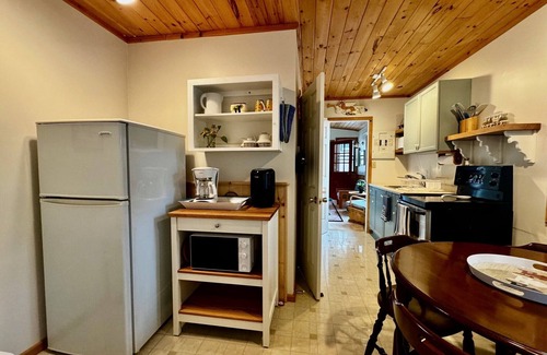 Minden Hills Cottage | Lakefront one bedroom cottage on Lake Kashagawigamog in Minden Hills.