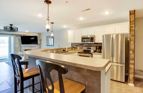 Camdenton Condo | Lakefront Ozark Condo w/Spacious Balcony!