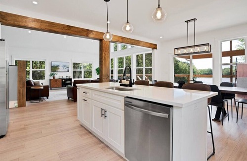 Pocono Lake Cabin | Lakefront Paradise - Luxury 5-Bedroom Home in the Poconos, Sleeps 10!