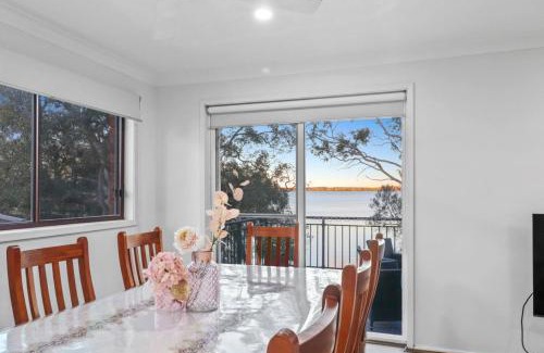 Halekulani House | Lakefront Peace and Relaxation