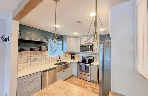 Lake Ozark Condo | Lakefront Pet Friendly Condo/Sleeps 10/Pool/Grill/Near Bars/Restaurants