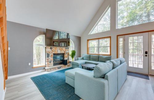 Blakeslee House | Lakefront Poconos Cabin with Deck and Game Room