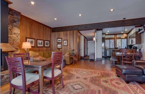 Tahoe Tavern House | Lakefront|Pool|Pier|Bouys|Pickleball|Walk to town