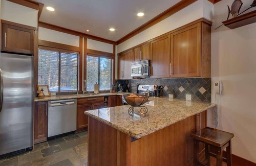 Tahoe Tavern House | Lakefront|Pool|Pier|Bouys|Pickleball|Walk to town