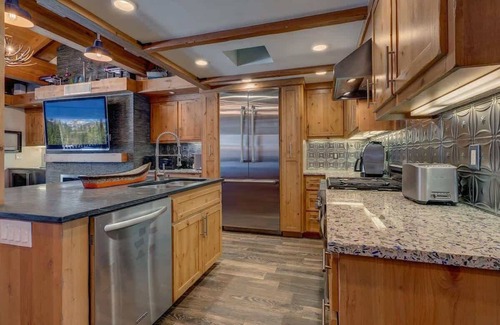 Tahoe Sierra Estates Condo | Lakefront|Pool|Pier|Bouys|Pickleball|Walk to town