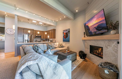 Tahoe Tavern House | Lakefront|Pool|Pier|Bouys|Pickleball|Walk to town