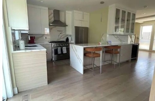 Oakland House | Lakefront property , minutes from McCormick Place and Downtown Chicago.