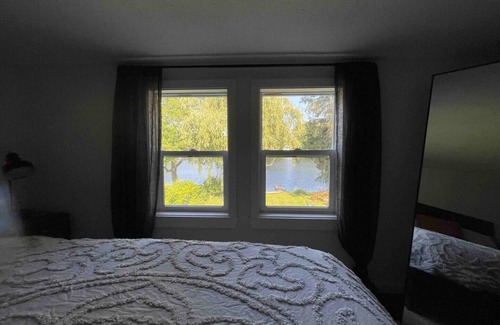 Enfield House | Lakefront Property with Scenic View - All Seasons!