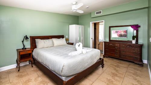 Casselberry House | Lakefront Retreat - Boat - Fish - Close to all Orlando Parks - Disney - Universal - SeaWorld