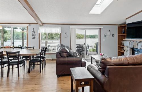 Pullman House | Lakefront Retreat in a Serene Country Setting